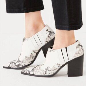 URBAN OUTFITTERS Western Jameson Snakeskin Ankle Bootie | Size 8